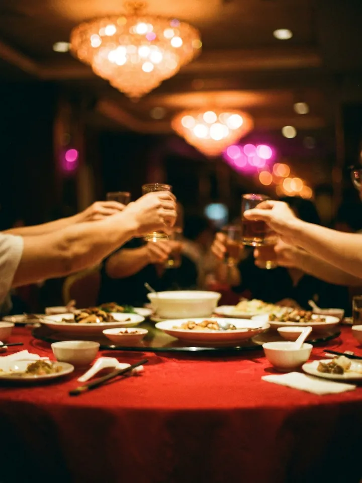 週年晚宴圓枱,同事舉杯:公司歌示範封面